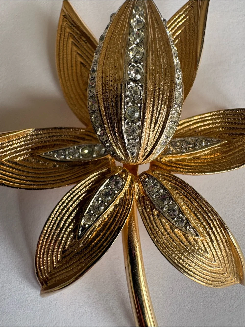 Vintage Kramer Clear Rhinestone Gold Tone Flower Brooch Pin‎ Orchid Water Lily